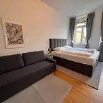 Modernes Hochparterre Apartment Im Waldstrassenviertel