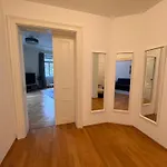 Modernes Hochparterre Apartment Im Waldstrassenviertel