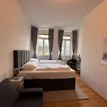 Modernes Hochparterre Apartment Im Waldstrassenviertel