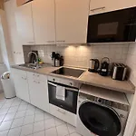 Modernes Hochparterre Apartment Im Waldstrassenviertel